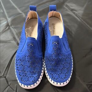 Isle Jacobsen Blue Slip-On Shoes with laser Cutout Design